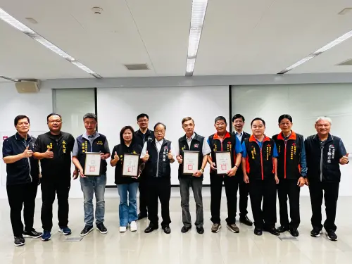 ▲民政局長吳世瑋頒贈獎狀，感謝各宮廟用心投入，點亮城市祈福與幸福氛圍。(圖／民政局提供2026.4.21)