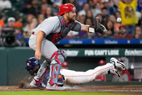 紅雀捕手騙很大！場內全壘打被演沒了　網狂酸：這演技該去踢足球