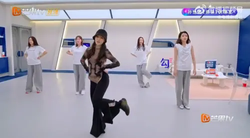 ▲范瑋琪（後排右2）跳到一半連鞋子都掉了，當場讓所有人笑翻，網友看了則猛虧：「范瑋琪不跳舞的原因找到了。」（圖／翻攝微博）