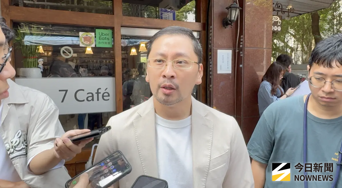 ▲國立臺灣師範大學體操隊近期捲入霸凌與性平風波，遭校方處分停聘兩年的臺師大競技運動系副教授翁士航，於今（21）日在立法院外咖啡廳召開記者會。（圖／記者吳忠育攝）