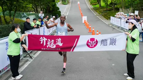 ▲21K光境半馬男子組第一名由來自非洲肯亞長跑好手MUTETI LUKAS WAMBUA，以01小時22分06秒奪冠，刷新大會最佳成績。（圖／翻攝畫面）