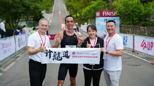 ▲龍巖董事長Kelly (右二)、並策略長Su(右一)及總經理Frank(左一)頒發獎牌，與21K光境半馬組總排第四名(台灣人第一名) 李奇儒開心合影。（圖／翻攝畫面）。