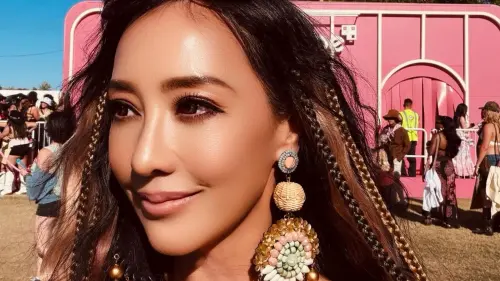 關穎現身科切拉音樂節拚了！洋裝側邊光溜溜　49歲少女身材太驚人