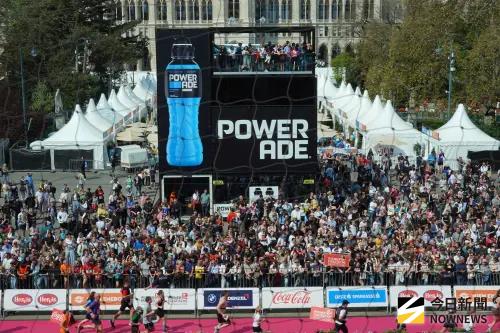 ▲維也納城市馬拉松終點在市政廳前。（圖／記者李青縈攝）