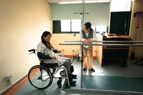 ▲簡嫚書（右）在《我的意外父母》中陪著受傷的媽媽楊潔玫復建。（圖／我的耐心有限公司提供）