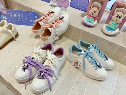 ▲「牡蠣寶寶款雙色鞋帶小白鞋」1,980元。（圖／記者蕭涵云攝）