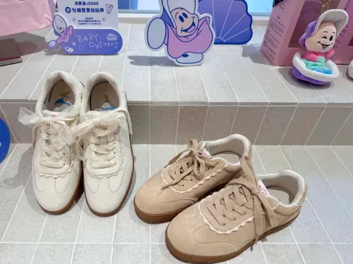 ▲「愛麗絲款蕾絲花邊真皮德訓鞋」1,880元。（圖／記者蕭涵云攝）