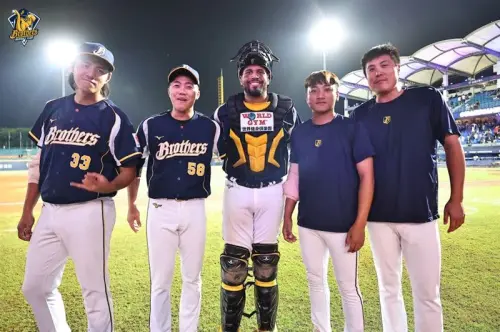 ▲2023年外籍捕手福來喜與鄭浩均等人聯手，寫下中職史上首場「接力無安打」。（圖／中信兄弟提供）