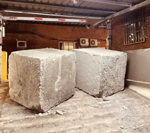 新北三重社區爆糾紛！3巨石封路擋停車場　住戶車輛卡死