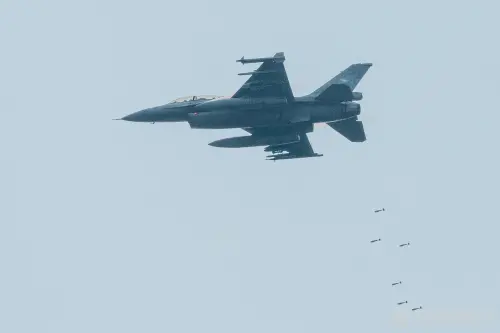 不只撞路燈！花蓮F-16降落出狀況「削過燈罩」砸中民車
