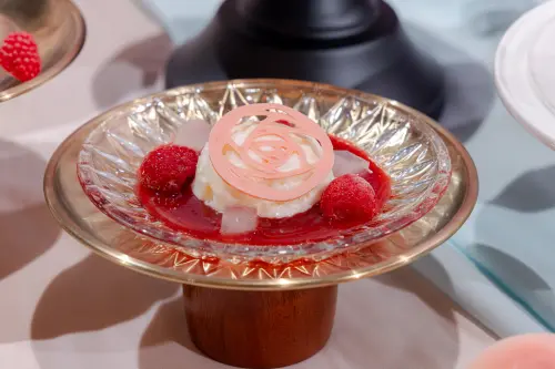 ▲旭集推出「春漾花実季」活動，新推出5款和風甜點，圖為假日晚餐時段限定的「雲菓（蜜桃玫瑰生乳酪）」。（圖／饗賓集團提供）