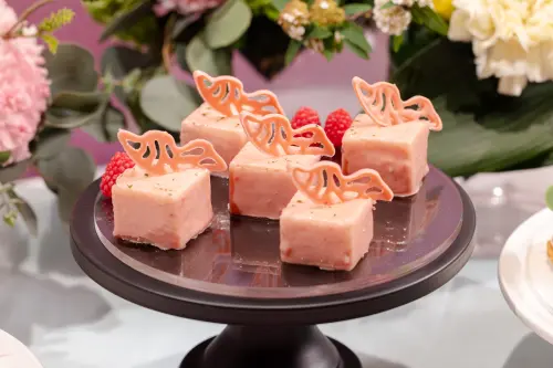 ▲旭集「春漾花実季」的「羽瞬（綿雲莓果塔）」，以草莓果泥為主味。（圖／饗賓集團提供）