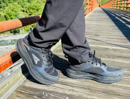 ▲「USTINI健康鞋」近年來憑藉耐穿優勢受到台灣人喜愛，在網路上好評不斷。（圖／USTINI臉書）