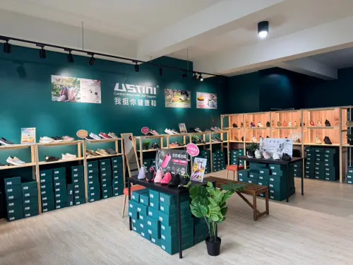 ▲USTINI在各大醫院中也有據點，服務經常久站的醫護人員，產品經過不斷改良而深受護理人員喜愛。（圖／USTINI臉書）