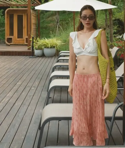 ▲許路兒整個人自帶仙女時尚感，穿起比基尼看起來才20多歲。（圖／許路兒IG@lurehsu）