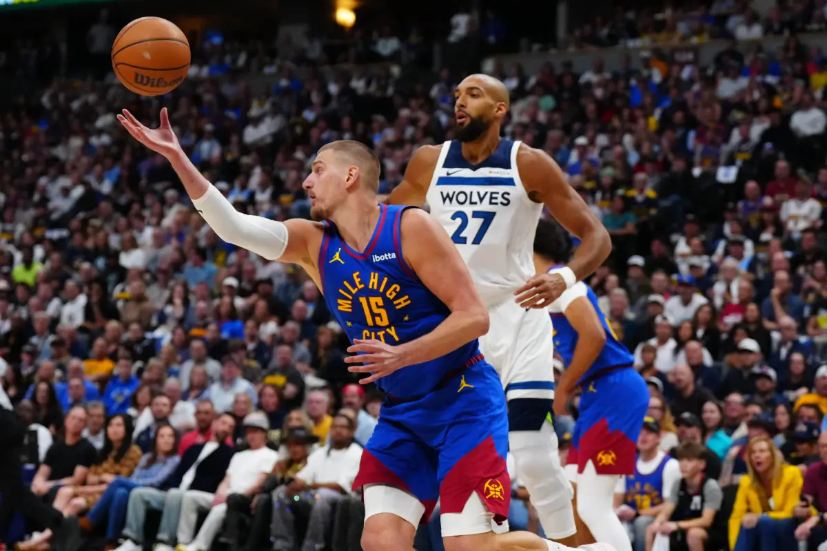 ▲NBA美國職籃今（22）日揭曉年度最佳防守球員（DPOY）票選結果，馬刺文班亞馬（Victor Wembanyama）以史上首見的「全票」之姿登頂。然而，曾四度奪獎的灰狼老將戈貝爾（Rudy Gobert）在季後賽次戰徹底鎖死金塊MVP約基奇（Nikola Jokić），卻只排第四名，他賽後酸：「前三名外的防守者做不到這些，我只是運氣好。」（圖／路透／達志影像）