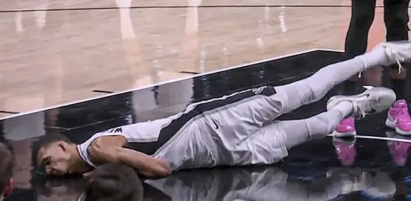 影／文班亞馬重摔退場！臉直接撞擊地面　 驚悚畫面曝光傷勢不明