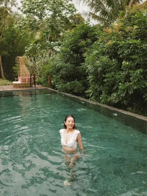 ▲許路兒在泳池中戲水還邊拍美照。（圖／許路兒IG@lurehsu）