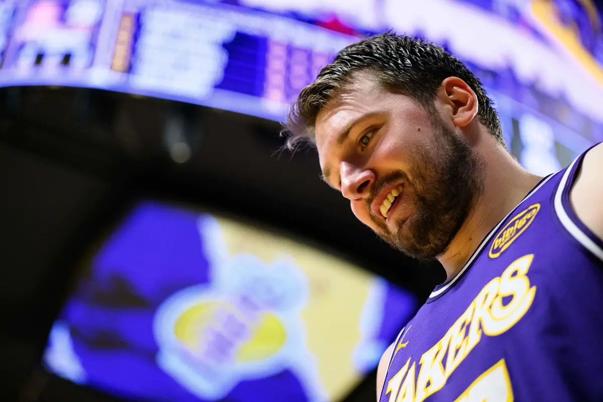 ▲ESPN權威記者查拉尼亞（Shams Charania）的最新報導，湖人當家球星唐西奇（Luka Dončić）預計在整個第一輪系列賽都不會回歸。（圖／路透／達志影像）