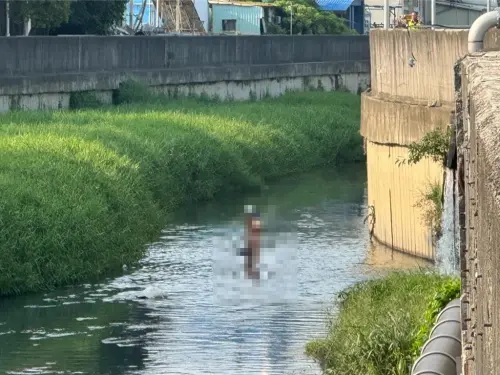 快訊／機車闖國1出事了！21歲男騎士碰撞後墜橋　溪中獲救僅擦傷