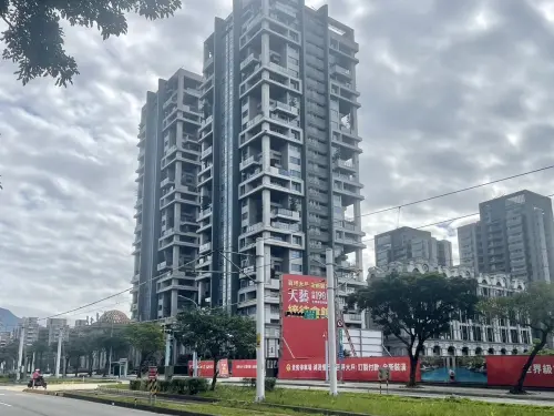 ▲淡海新市鎮規劃完善，現代化住宅林立。隨著「淡海科學城」130 公頃產業計畫推動，區域將從純住宅區轉型為兼具高科技產值與優質生活機能的智慧城市，落實「在地生活」的宜居藍圖。（圖／中信房屋提供）