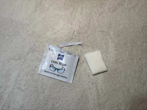 ▲拭鏡紙包裝輕薄，可以隨身攜帶。（圖／記者張家瑋攝）