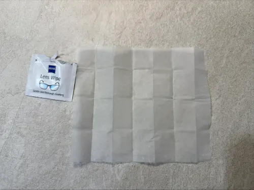 ▲拭鏡紙展開後，約是15*13公分大小。（圖／記者張家瑋攝）