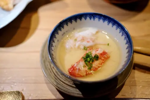 ▲不論是以松葉蟹或是毛蟹來製作蒸蛋，都有著飽滿鮮甜與滑嫩口感。（圖／記者葉盛耀攝）