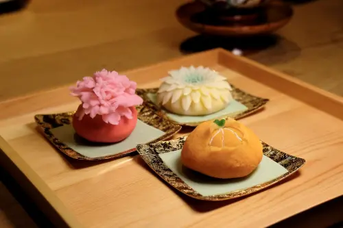 ▲「騰鮨」的和菓子外型相當雅緻，因應母親節也將送上康乃馨和菓子。（圖／記者葉盛耀攝）