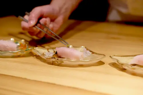 ▲「騰鮨」的食材標榜每周自日本各地採購當季最新鮮的漁貨（圖／記者葉盛耀攝）