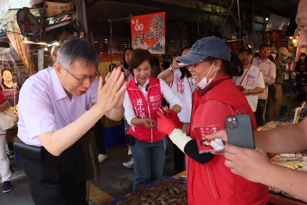 ▲柯文哲17日陪豐原區市議員參選人連小華到市場拜票。（圖／翻攝連小華臉書，2026.04.22）