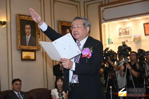 許忠信遞補宣誓就職　談李貞秀爭議：輕舟已過萬重山
