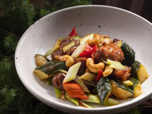 ▲「覆盆子糖醋猴頭菇」裡用上了正寬法師理念、天然發酵出的覆盆子醬。（圖／漢來美食提供）