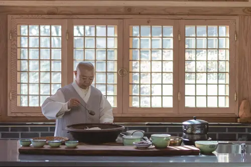 ▲「樂蔬」最大亮點是品牌與韓國「寺剎飲食」推廣者、媲美米其林等級蔬食大師－正寬法師共同合作。（圖／漢來美食提供）