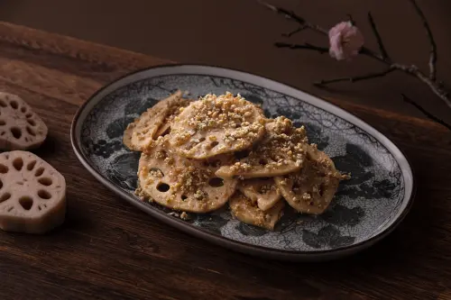 ▲「五味子醬核果拌藕片」同樣是由正寬法師設計（圖／來美食提供）