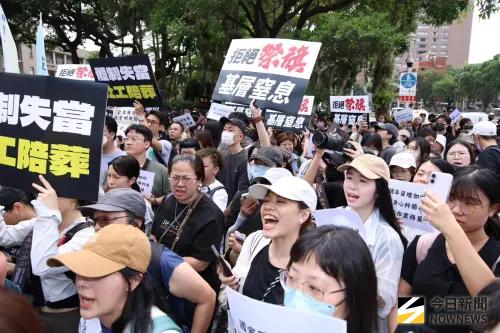 逾1600名社工到政院抗議！喊話國家「扛保證人地位」