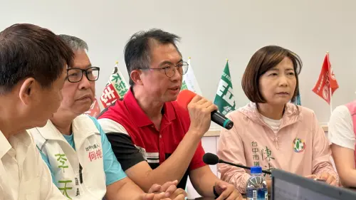 ▲第六分局副分局長吳大勇表示對辣椒水事件調查過程不清楚，警消環衛委員會召集人蕭隆澤（左一）驚訝地轉頭瞪他。（圖／記者顏幸如攝，2026.04.22）