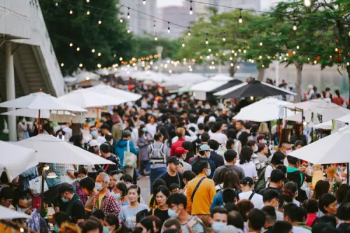 ▲4/25 淡江大橋健行活動同步設置特色市集與美食胖卡，讓民眾在搶先「開箱」橋面美景之餘，也能品嚐異國美食、逛文創小物，享受悠閒的港灣時光。（圖／新北市政府提供）