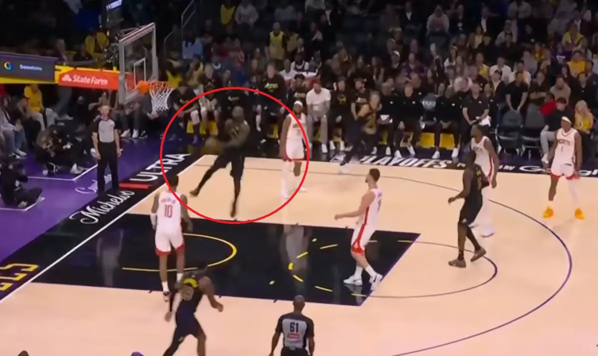 ▲洛杉磯湖人101：94擊敗休士頓火箭，41歲詹姆斯（LeBron James）單核帶隊，第三節切入後秀出180度大風車爆扣，讓湖人球迷看傻眼。（圖／取自Youtube）