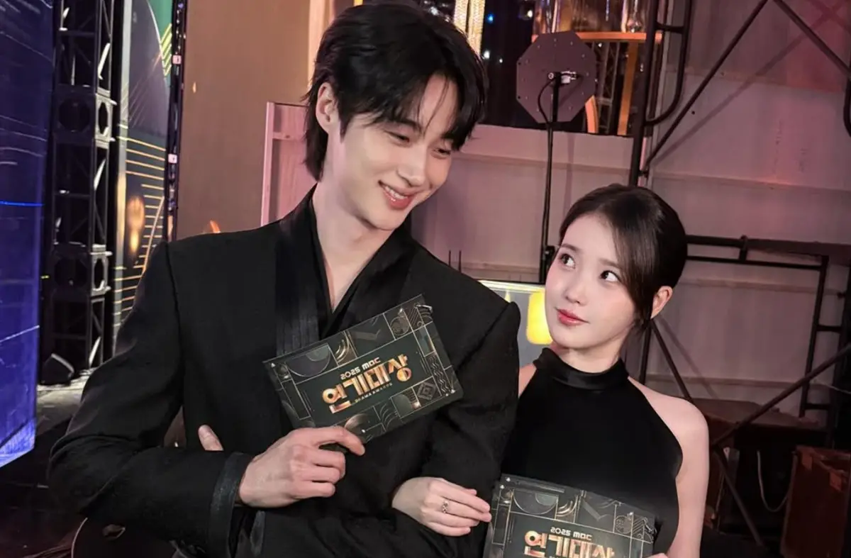 ▲邊佑錫（左）公司分享他趕拍《21世紀大君夫人》的幕後花絮，只見邊佑錫沒戴口罩、幾乎0偽裝的去搭高鐵，在車上還大睡死，沿途竟沒被粉絲認出來，IU（右）聽到後也很訝異。（圖／邊佑錫IG@byeonwooseok）