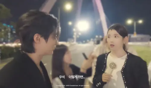 ▲IU（右）聽到邊佑錫（左）在車站及車上都沒被認出來，露出吃驚的表情。（圖／VARO Playlist YouTube）