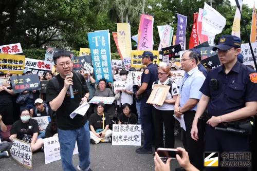 ▲台北市社會工作人員職業工會與37個團體，總計超過千人前往行政院抗議。（圖／資料照，記者朱永強攝）