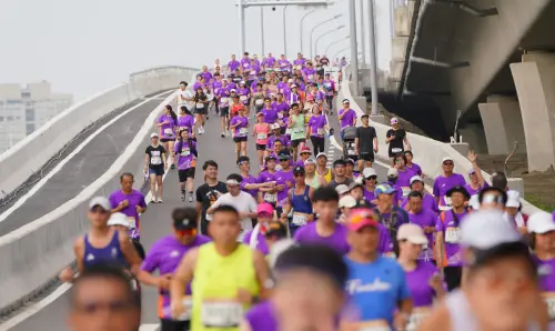 ▲公路局提醒，通車前橋面仍屬工區，切勿為私自取景而非法擅闖；想近距離開箱地標，務必透過官方規劃的 5 場合法活動安全登橋。圖為先前路跑活動畫面。（圖／翻攝自「公路局：公路人」臉書）