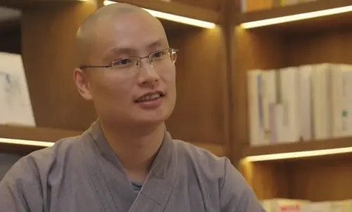 ▲華嚴法師出身於軍人家庭，小學就開始接觸《CS》，出家後選擇繼續當玩家。（圖／翻攝TikTok）