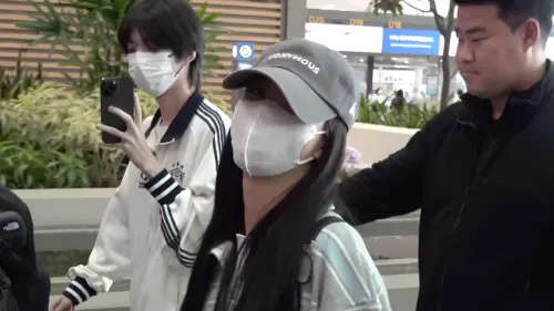 ▲Jisoo在哥哥深陷性醜聞風暴後首度公開現身。（圖／翻攝Newsen YouTube）