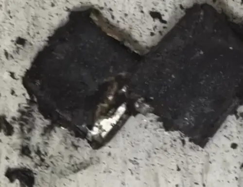 行動電源沒在用也自燃！燒破包包狂冒煙　「型號」曝光官方回應了