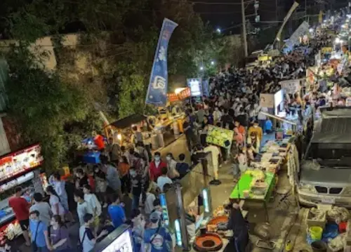 ▲竹東夜市旁邊河堤可以免費停車，是屬於封路型的一條路夜市，走起來不會太過擁擠。（圖/Google評價）