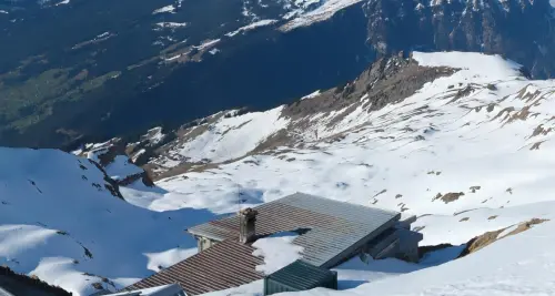 情侶登瑞士雪山太興奮！脫裝備激戰10分鐘　氣象鏡頭全程直播