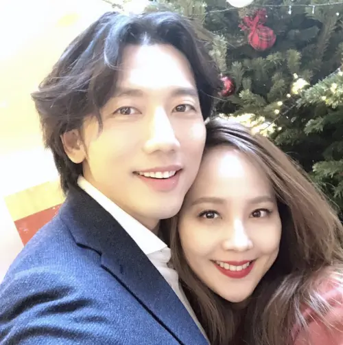 ▲奇太映（左）和S.E.S.成員柳真（右）在2009年合作相戀，並於2011年結婚，至今結婚15年感情甜蜜。（圖／IG@kitaeyoung）