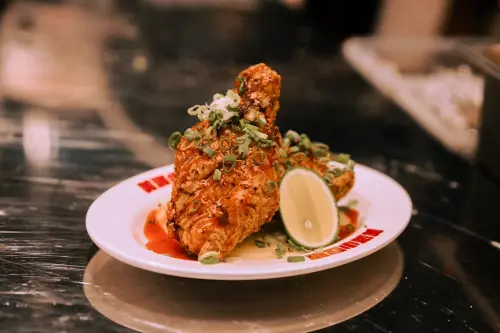 ▲傳承台南45年經典風味的「美滿炸雞」進駐流聲市集，以外酥內多汁的招牌口感。（圖／新北文化局提供）